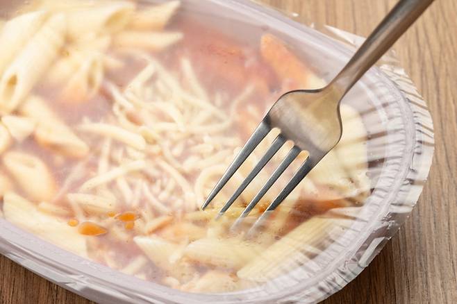 편의점 도시락과 가공 간식 소비 증가와 함께 초가공식품 섭취 비중도 확대되는 흐름이다. 연구에서는 섭취 비중이 10% 늘 때 사망 위험이 약 14% 높아지는 연관성이 관찰됐다. 게티이미지