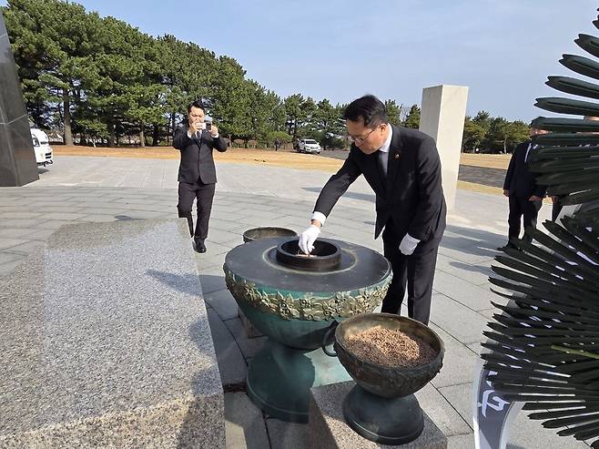 국민의힘 문성유 제주지사 후보가 26일 제주4·3평화공원 위령제단에서 분향하고 있다.