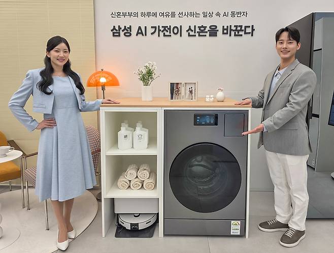 삼성전자 모델들이 하드웨어 혁신과 진화한 AI 기능을 집약해 한층 더 강력해진 2026년형 ‘비스포크 AI 콤보’를 소개하고 있다. 삼성전자