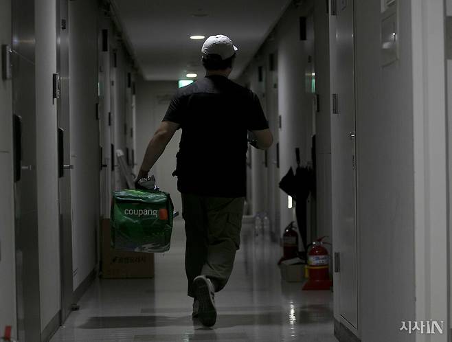 쿠팡 노동자가 새벽 배송을 하고 있다. ⓒ시사IN 이명익