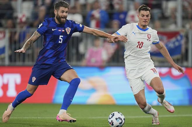 체코 대표팀 파트리크 시크(오른쪽)가 지난해 6월 크로아티아와 원정경기 도중 수비수와 공을 다투고 있다. 오시예크|AP뉴시스