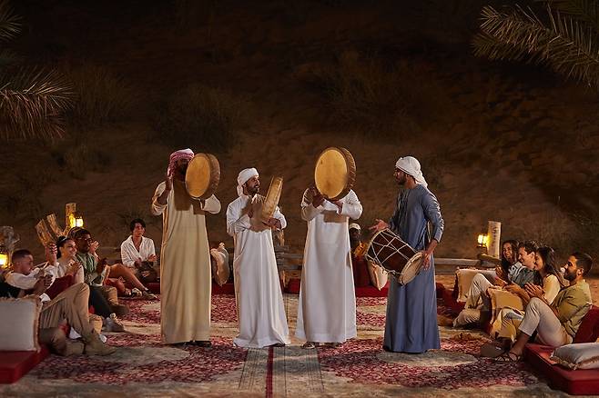 사막 속 전통 베두인 캠프에서 펼쳐지는 전통 공연. 사진제공|VisitDubai