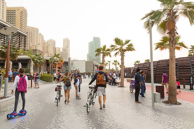 더 워크를 따라 펼쳐지는 두바이 JBR의 활기찬 거리 풍경. 사진제공|VisitDubai