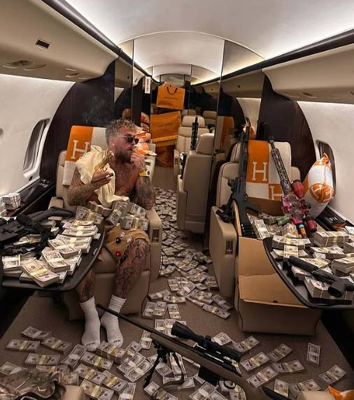 앤서니 조슈아와 경기 후 돈다발을 공개한 제이크 폴. /사진=제이크 폴 개인 사회관계망서비스(SNS)