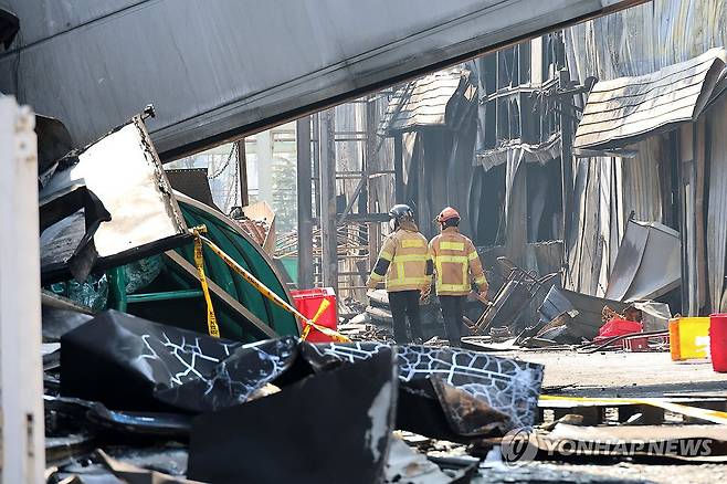큰 불 발생했던 안전공업 (대전=연합뉴스) 김준범 기자 = 23일 오전 대덕 대덕구 안전공업 건물이 불에 훼손된 상태로 남아있다. 앞서 지난 20일 자동차 부품 공장인 안전공업에서 발생한 화재로 노동자 14명이 사망하는 등 다수의 사상자가 발생했다. 2026.3.23 psykims@yna.co.kr
