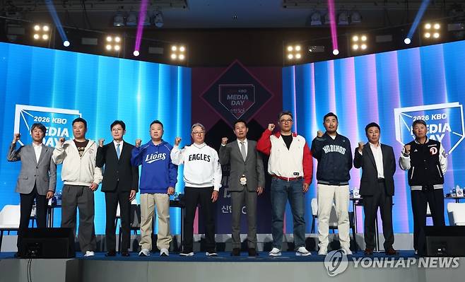 2026 신한 SOL KBO 리그 미디어데이 (서울=연합뉴스) 윤동진 기자 = 26일 서울 롯데호텔 월드에서 열린 2026 신한 SOL KBO 리그 미디어데이에서 감독들이 기념 촬영하고 있다. 2026.3.26 mon@yna.co.kr