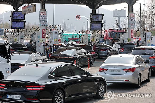 정부, 유류세 인하 폭 확대 (서울=연합뉴스) 류영석 기자 = 정부가 중동전쟁의 충격을 줄이도록 유류세 인하 폭을 확대하는 등 민생 안정 대책을 추가로 실행하기로 한 가운데 26일 서울 서초구 만남의광장 주유소에서 차량들이 주유를 위해 줄지어 대기하고 있다.
현재 휘발유, 경유의 유류세를 각각 7%, 10% 인하하고 있는데 인하 폭을 27일부터 15%, 25%로 각각 확대한다. 이에 따라 부가가치세를 포함한 리터당 유류세는 휘발유가 763원에서 698원으로 65원 감소하고, 경유는 523원에서 436원으로 87원 줄어든다. 2026.3.26 ondol@yna.co.kr