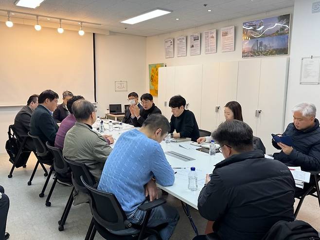 용인특례시가 지역내 리모델링주택조합 현장을 방문해 관계자들과 의견을 교환했다. 사진=용인시
