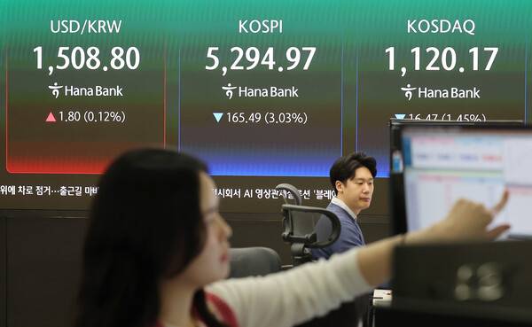 코스피가 3% 이상 내려 5,300선 아래로 하락 출발한 27일 서울 중구 하나은행 딜링룸 현황판에 코스피 지수 등이 표시되고 있다. 연합뉴스