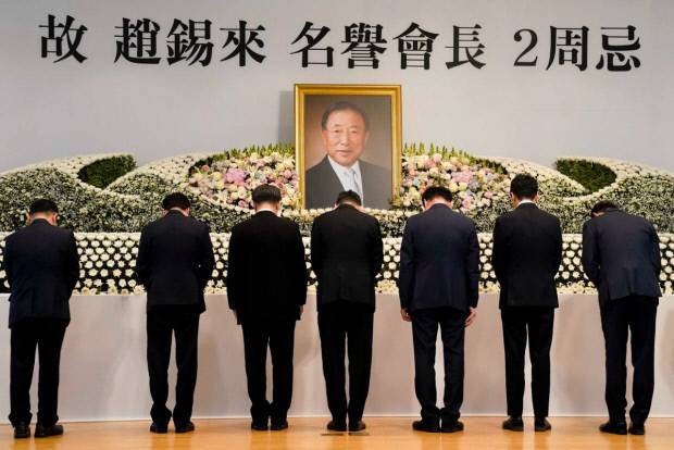 27일 서울시 마포구 효성 마포본사에서 열린 고(故) 조석래 명예회장 2주기 추모식에서 효성 임직원들이 헌화 후 묵념을 하고 있다. <효성 제공>