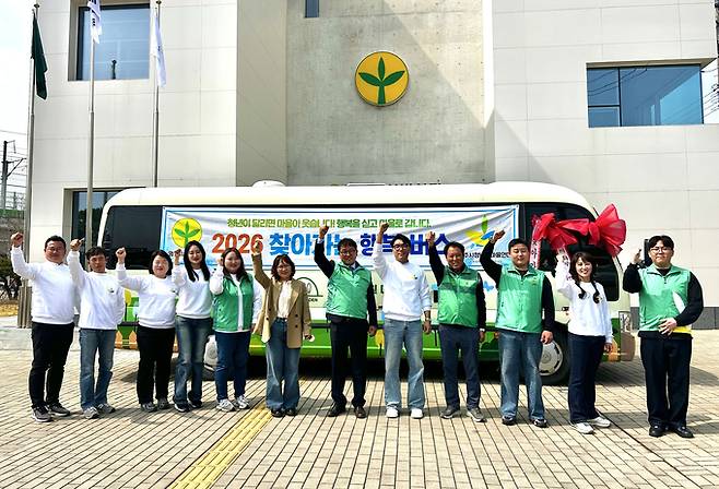 ▲ 영주시청년새마을연대는 27일 새마을선비회관에서 '행복버스 출정식'을 열고 본격적인 이동형 봉사활동에 돌입했다.