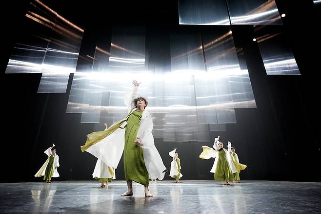 정길무용단의 큰 강물이 비로소 길(佶)을 열었다 공연 모습. <ⓒSang Hoon Ok, 대구문화예술회관 제공>