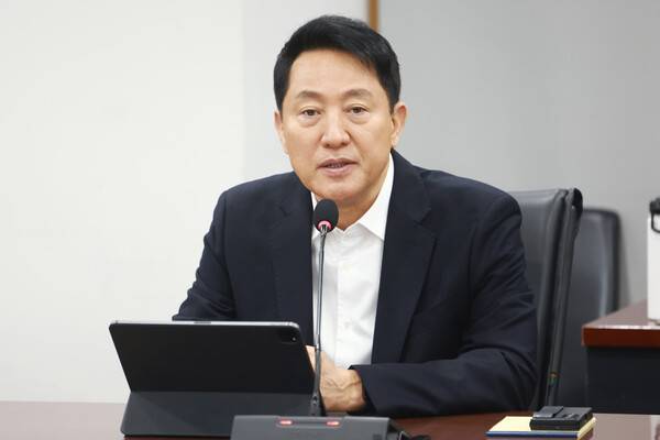 오세훈 서울시장이 23일 오전 서울시청 기획상황실에서 열린 중동 상황 대응 서울시 비상경제대책 회의에서 인사말을 하고 있다. 2026.3.23. 연합뉴스