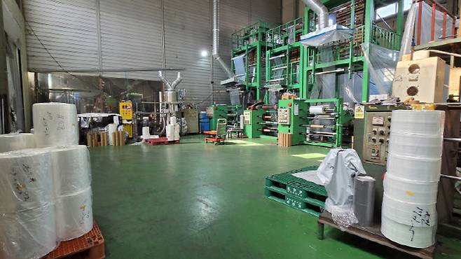 25일 경기 양주의 한 비닐 원단 제조 공장 모습. 1명의 직원만 근무하고 대부분 라인이 멈춘 상태라 공장 안이 휑하다.(사진=김세연기자)