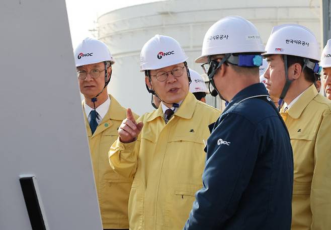 이재명 대통령이 26일 충남 한국석유공사 서산 비축기지에서 시설 설명을 한 관계자와 대화하고 있다.(사진=연합뉴스)