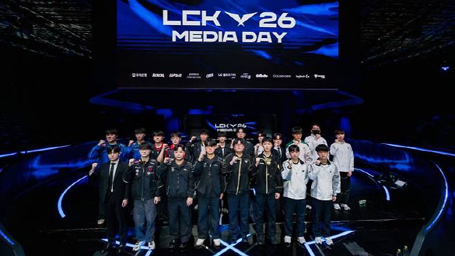 26일 서울 종로구 롤파크에서 열린 2026 LCK 정규 시즌 개막 미디어데이에서 10개 팀 선수와 감독이 기념사진을 촬영하고 있다. (사진=라이엇 게임즈)