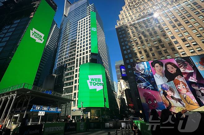 네이버웹툰 시각물이 미국 뉴욕 타임스 광장을 수놓고 있다. 2024.06.27 ⓒ 로이터=뉴스1