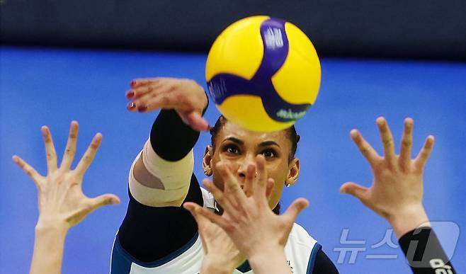 26일 오후 경기 수원시 장안구 수원종합운동장 실내체육관에서 열린 2025-26 V리그 여자부 플레이오프 현대건설과 GS칼텍스의 경기에서 GS칼텍스 실바가 스파이크 공격을 하고 있다. 2026.3.26 ⓒ 뉴스1 김영운 기자