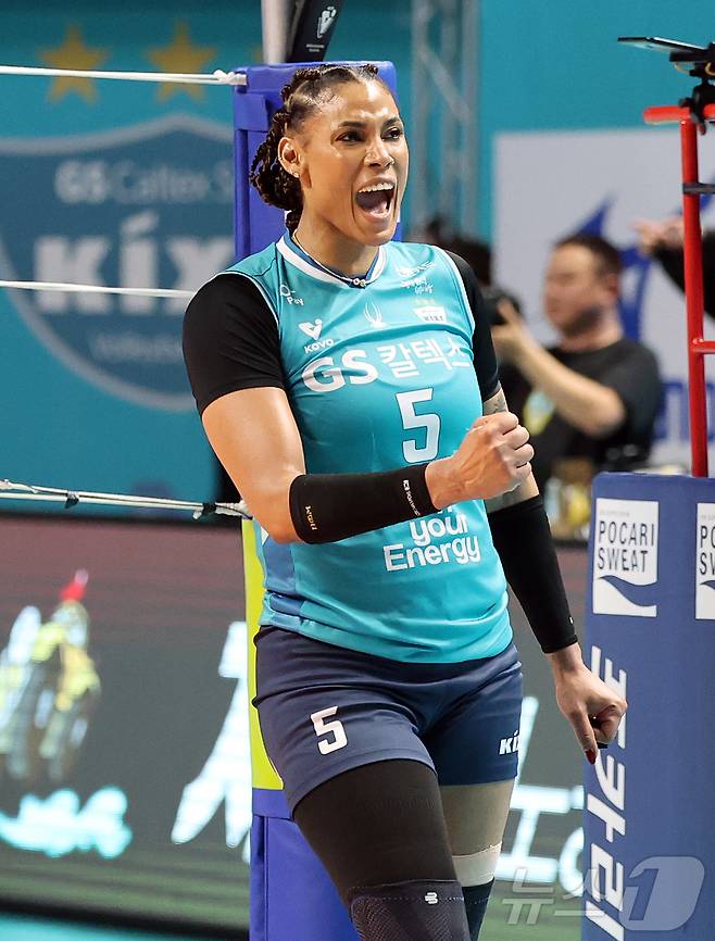 24일 오후 서울 중구 장충체육관에서 열린 2025-26 V리그 여자부 준플레이오프 GS칼텍스와 흥국생명의 경기, GS칼텍스 실바가 경기를 마무리 짓는 득점에 성공한 뒤 포효하고 있다. 2026.3.24 ⓒ 뉴스1 김진환 기자
