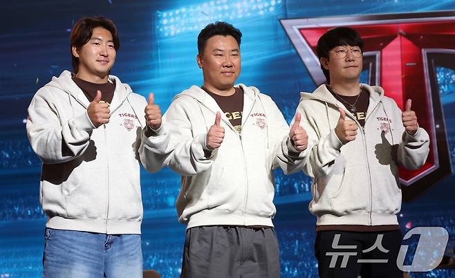 26일 오후 서울 잠실 롯데호텔 월드에서 열린 2026 신한 SOL KBO 리그 미디어데이&팬페스트’에서 KIA 타이거즈 이범호 감독과 나성범, 양현종 선수가 팀 세리머니를 하고 있다. 2026.3.26 ⓒ 뉴스1 김명섭 기자