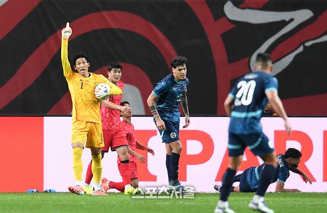 골키퍼 김승규가 14일 서울월드컵경기장에서 열린 남자 축구 국가대표 평가전 파라과이와 경기에서 골을 잡은 후 동료들에게 무엇인가 이야기를 하고 있다. 2025. 10. 14. 최승섭기자 thunder@sportsseoul.com