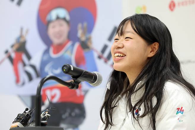 처음 출전한 2026 밀라노·코르티나담페초 동계 패럴림픽에서 5개 메달을 거머쥐며 한국 장애인 체육의 ‘간판스타’로 거듭난 김윤지가 26일 서울 송파구 올림픽회관에서 열린 대한민국 선수단 MVP 기자회견에서 발언하고 있다. 사진 | 올림픽회관=연합뉴스
