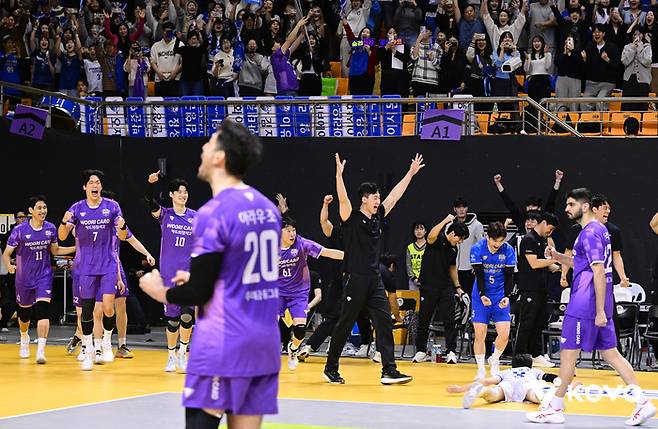우리카드 박철우(가운데) 감독 대행과 선수들이 KB손해보험과 준PO전에서 승리 후 환호하고 있다. 사진 | 한국배구연맹