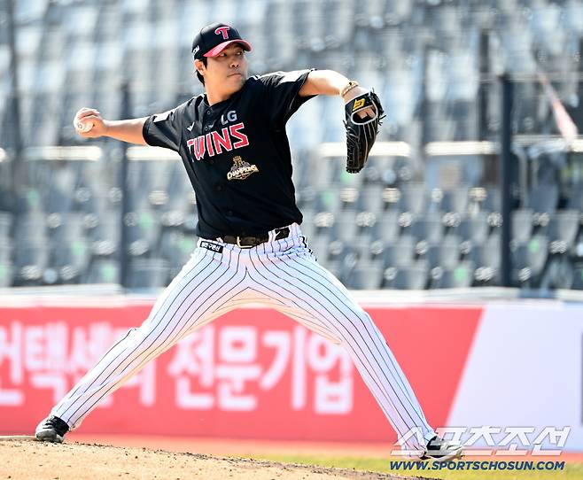 17일 수원KT위즈파크에서 열린 LG와 KT의 시범경기. LG 김진성이 역투하고 있다. 수원=허상욱 기자wook@sportschosun.com/2026.03.17/