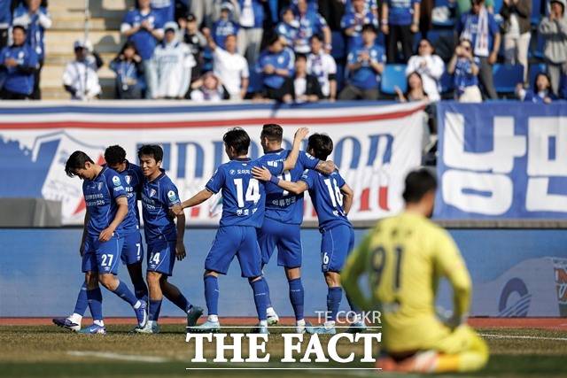 이정효 감독이 이끄는 수원삼성은 28일 오후 2시 용인미르스타디움에서 신생팀 용인FC와 '하나은행 K리그2 2026' 5라운드 원정 경기를 갖는다./K리그