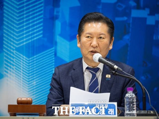 정청래 더불어민주당 대표는 27일 "세종의 행정수도 완성은 민주당의 약속이며 모두가 함께 잘 사는 대한민국을 만들기 위한 필수 과제"라고밝혔다. 사진은 정 대표가 지난 25일 충북 충주시 유네스코국제무예센터 국제회의장에서 열린 민생현장 최고위원회의에서 발언하고 있는 모습./뉴시스