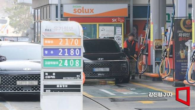 정부가 2차 석유제품 최고가격을 고시하며, 휘발유와 경유를 리터 당 210원 높인 27일 서울 한 주유소에서 휘발유를 리터당 2170원, 경유를 2180원에 판매 하고 있다. 2026.3.27 강진형 기자