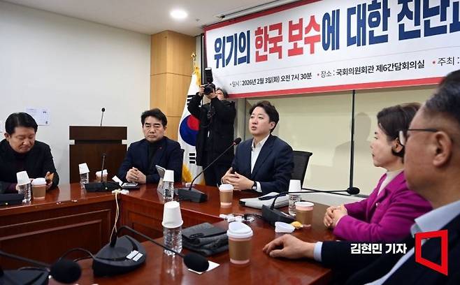 이준석 개혁신당 대표가 지난 2월 3일 국회 의원회관에서 국민의힘 소장파 모임인 '대안과 미래' 주최로 열린 위기의 한국 보수에 대한 진단과 해법 토론회에 참석해 발언하고 있다. 김현민 기자