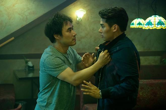 영화 '끝장수사'에서 베테랑 형사로 출연한 배성우와 신참 형사 정가람. 정가람이 물정 모르는 신참으로는 너무 잘생긴게 아닌가 했는데 둘이 은근히 궁합이 맞고 잘 어울립니다./에이스메이커무비웍스