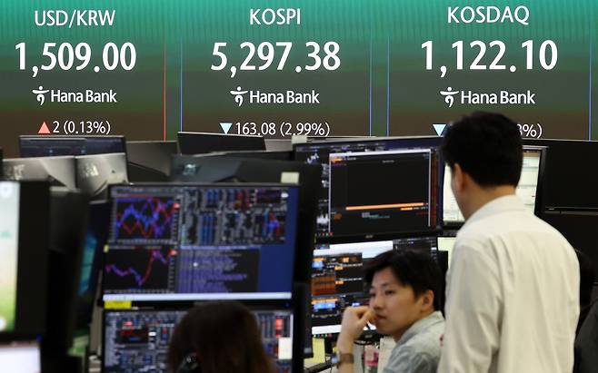 미국·이란의 휴전 기대감이 낮아지며 코스피가 하락 출발한 27일 오전 서울 중구 하나은행 딜링룸 전광판에 증시 시황이 표시되고 있다./뉴스1