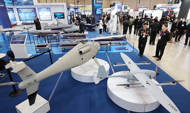 'DSK 2026'(드론쇼 코리아)이 열린 부산 해운대구 벡스코 제1전시장에서 관람객들이 해군 부스에서 다양한 드론 전투체계를 살펴보고 있다./연합뉴스