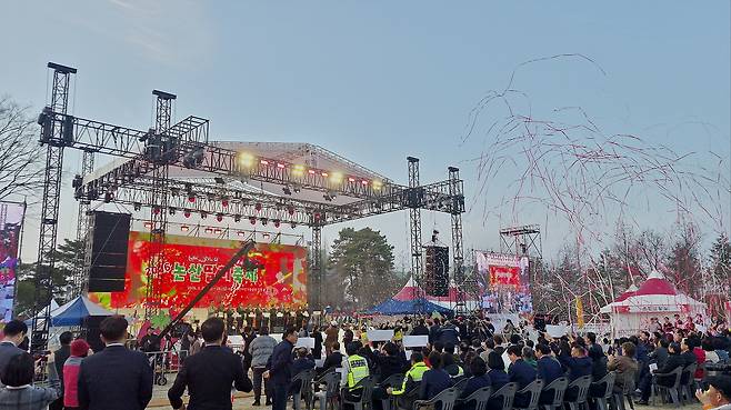 대한민국을 넘어 세계인의 입맛을 사로잡은 'K-논산딸기'의 향연 2026 논산딸기축제가 26일 논산시민가족공원 일원에서 화려한 막을 올렸다. 정종만 기자