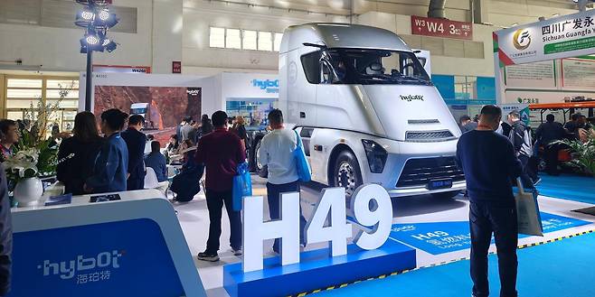 26일 중국 베이징에서 ‘2026 베이징 국제 수소기술 및 장비 전시회’가 열렸다. 관람객들이 수소트럭 생산업체 ‘Hybot’의 제품을 지켜보고 있다. 미국과 이란 전쟁으로 국제 유가가 급등하면서 중국에서도 대체 에너지 차량에 대한 관심이 높다. 베이징=김철중 특파원 tnf@donga.com