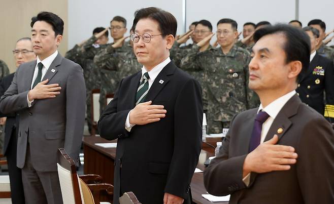 이재명 대통령이 27일 서울 용산 국방부에서 열린 전군주요지휘관회의에서 국민의례를 하고 있다. 2026.03.27/청와대통신사진기자단