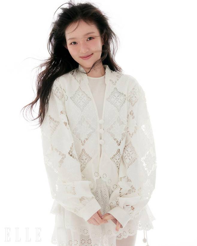 블라우스와 스커트는 모두 Isabel Marant.