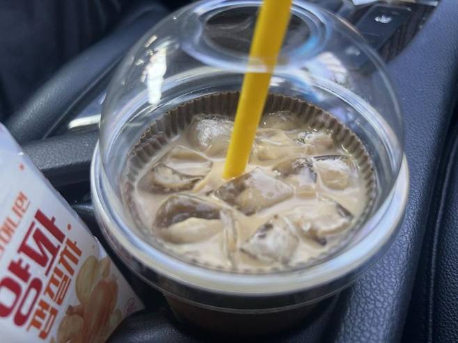 유명 커피 프랜차이즈에서 고객에게 컵 안에 컵홀더가 들어간 채로 제공된 음료. /사진=스레드 캡처