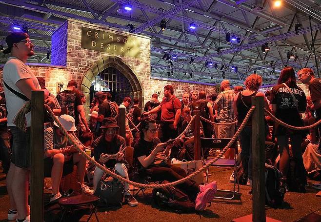 22일(현지 시간) 독일 쾰른에서 개막한 게임스컴 2025 펄어비스 부스에 오픈월드 액션 어드벤처 신작 '붉은사막'을 체험하려는 관람객들이 줄을 서고 있다. 2025.8.22 /연합뉴스