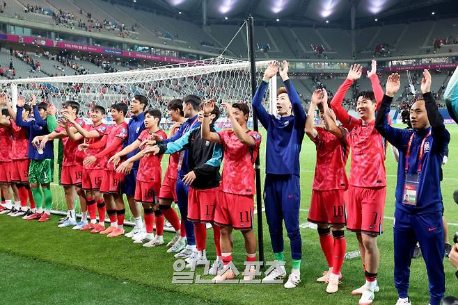 11회 연속 월드컵 본선 진출을 확정지은 대한민국 축구대표팀이 10일 오후 서울 마포구 서울월드컵경기장에서 2026 FIFA 북중미 월드컵 아시아지역 3차 예선 최종전 쿠웨이트와의 경기를 4대 0 승리로 마쳤다. 경기 후 본선 진출 축하행사를 마친 대표팀 선수들이 붉은악마 응원단 앞에서 승리 세리머니를 하고 있다. 상암=김민규 기자 mgkim1@edaily.co.kr /2025.06.10/