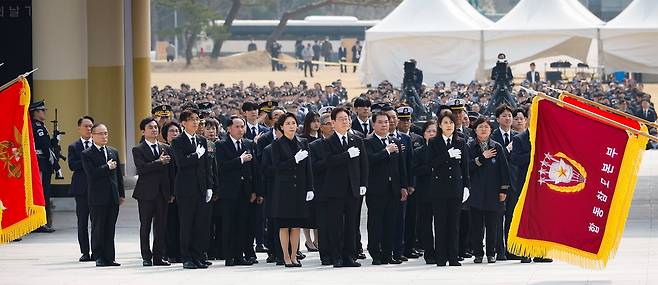 이재명 대통령과 김혜경 여사가 27일 오전 대전 유성구 국립대전현충원에서 열린 제11회 서해수호의 날 기념식에서 현충탑으로 향하고 있다.