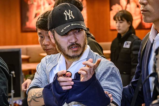 필리핀 교도소에 수감된 상태에서 국내에 다량의 마약을 유통한 ‘마약왕’ 박왕열이 지난 25일 오전 인천공항에서 강제 송환되고 있다. 이재명 대통령이 지난 3일 페르디난드 마르코스 주니어 필리핀 대통령에게 박왕열의 송환을 직접 요청한 지 약 3주 만이다. 김경록 기자