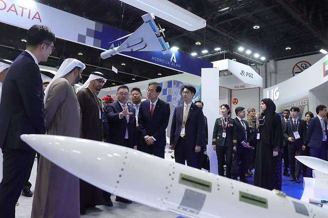 구본상 LIG그룹 회장이 UAE 아부다비에서 열린 ‘IDEX 2025’ 현장에서 모하메드 빈 자이드 알 나하얀 UAE 대통령에게 장거리지대공유도무기 ‘L-SAM’을 소개하고 있다. 사진=LIG넥스원