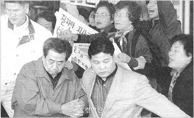 이근안 전 경감(왼쪽)이 1999년 10월29일 성남지원에서 구속영장 실질심사를 받기 위해 서울지검 청사를 나서고 있다. 경향신문 자료사진