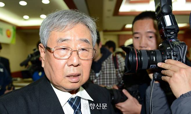 고문기술자로 이름을 날렸던 이근안 전 목사가 2012년 12월14일 서울 성동구의 한 음식점에서 그의 자서전 출판기념회를 열었다. 자신을 소재로 한 영화 ‘남영동1985’는 사실과 다르다고 밝혔다. 경향신문 자료사진