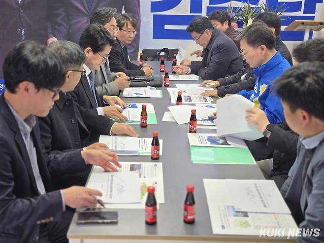 김중남 강릉시장 예비후보가 지난 24일 옥천동 선거사무실에서 한국수력원자력 관계자들과 정책 간담회를 갖고, 강릉시를 탄소중립도시 및 국가 에너지 허브로 도약시키기 위한 구체적인 로드맵을 논의하고 있다.