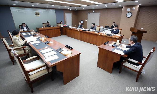 충남도의회 보건복지환경위원회는 27일 제365회 임시회 제1차 회의를 열고 보건복지국, 인구전략국, 환경산림국 소관 조례안을 심사했다.