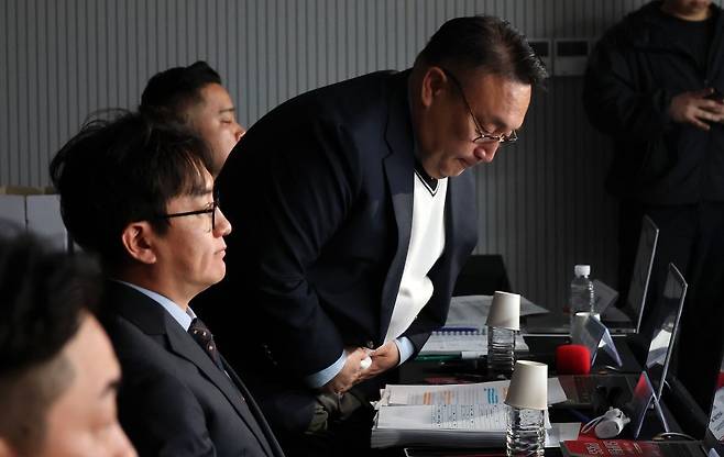 심사위원인 개그맨 이혁재가 26일 서울 영등포구 여의도 중앙당사에서 열린 광역의원 비례 청년 공개 오디션 본선 심사에 앞서 인사하고 있다. 연합뉴스